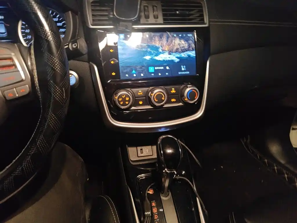 Nissan Tiida — миниатюра 9