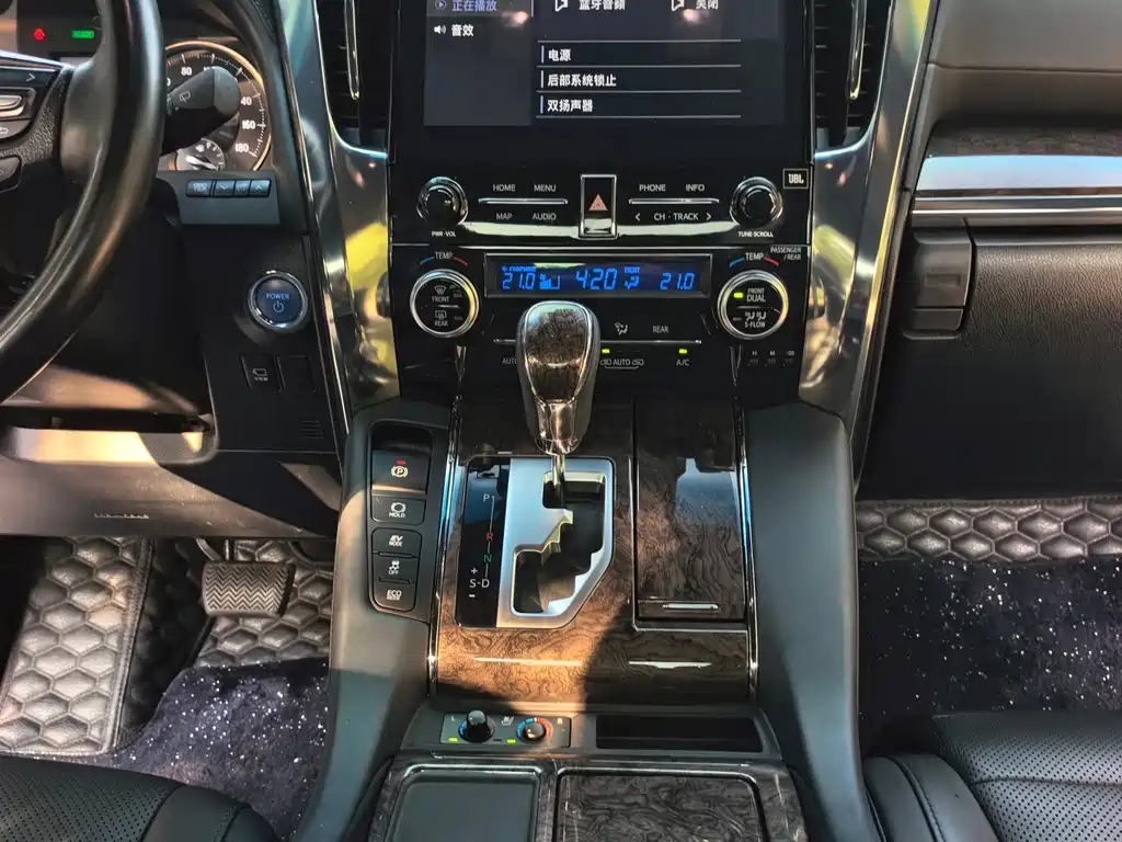 Toyota Vellfire — миниатюра 17
