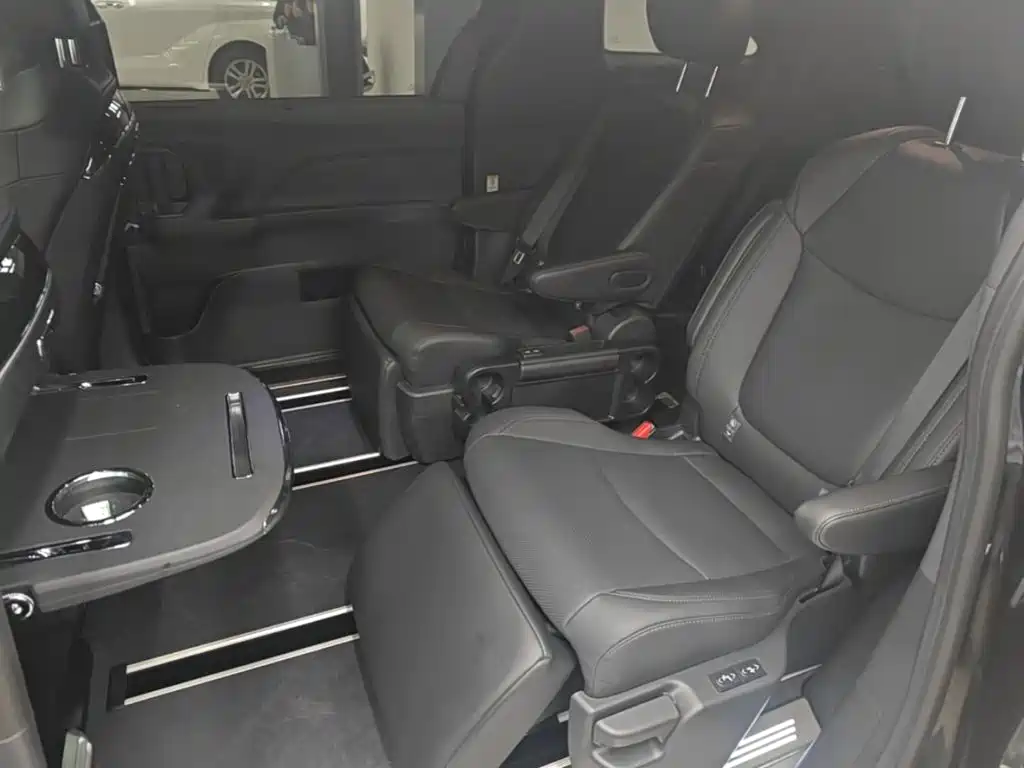 Toyota Sienna — миниатюра 17