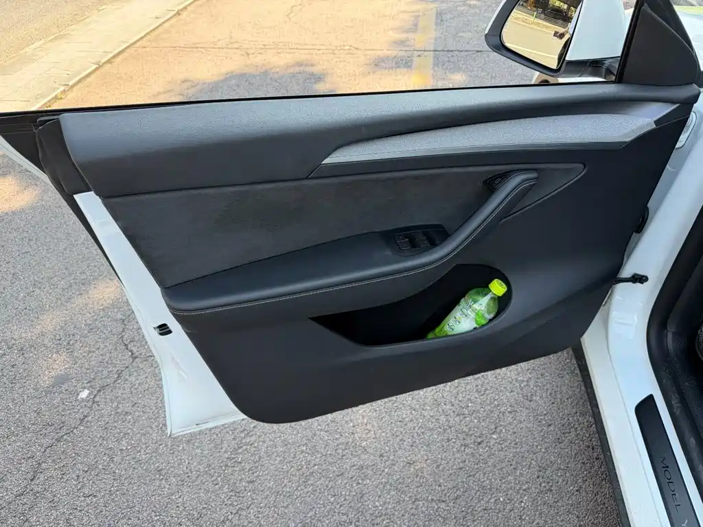 Tesla Model Y — миниатюра 6