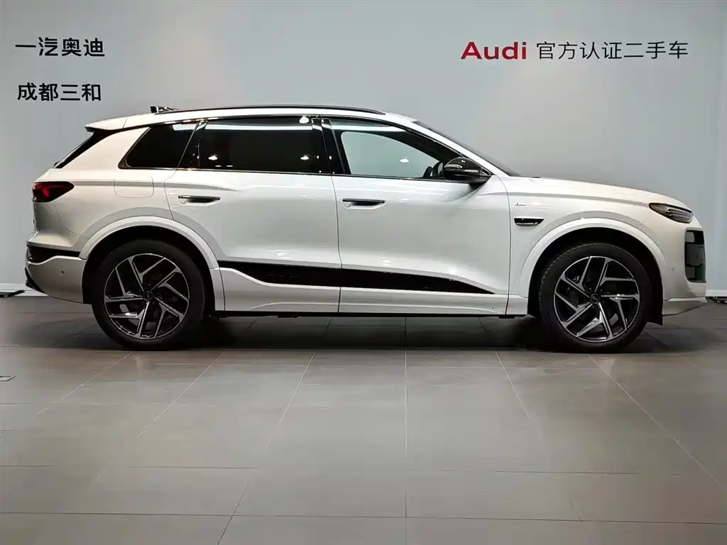 AUDI Q6L E TRON