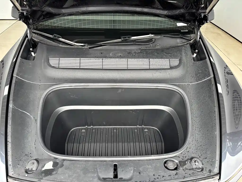Tesla Model Y — миниатюра 26