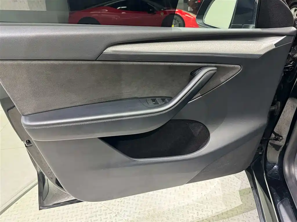 Tesla Model Y — миниатюра 19