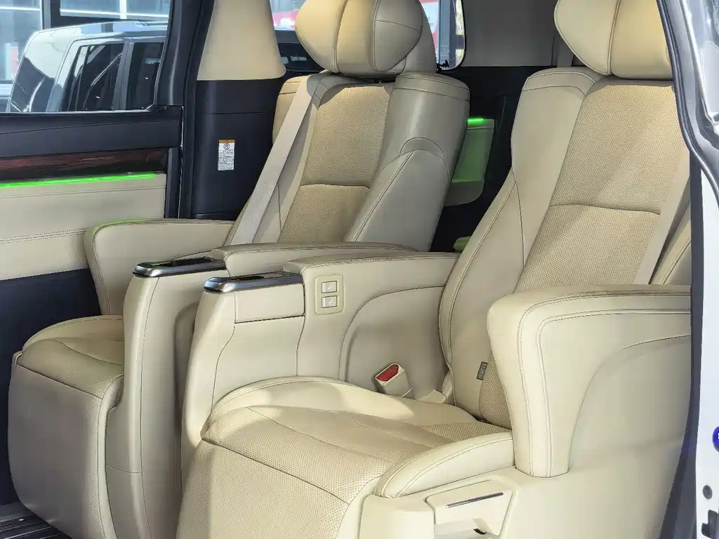 Toyota Alphard — миниатюра 4