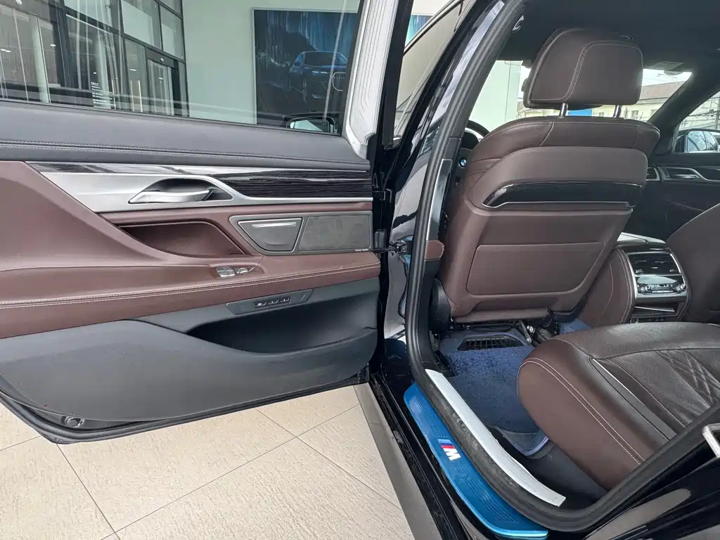 BMW 7 Series — миниатюра 16