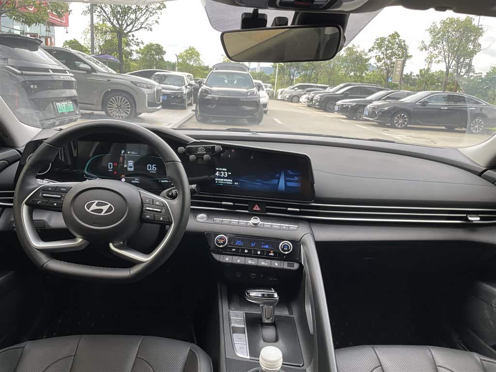 Hyundai Elantra 1.5 л 2025 г. Белый, пробег 13000 км