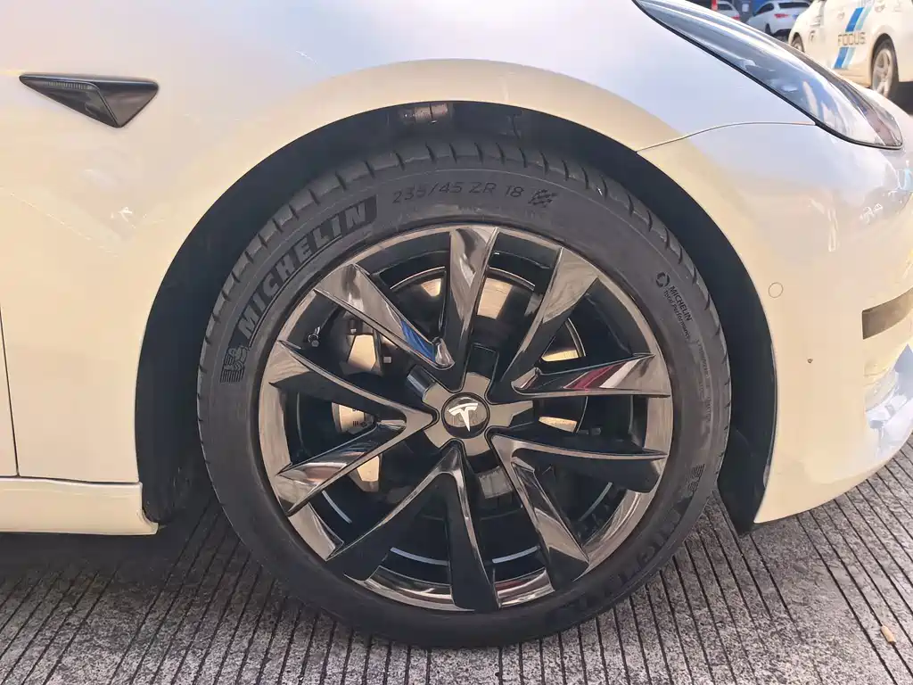 Tesla Model 3 — миниатюра 18