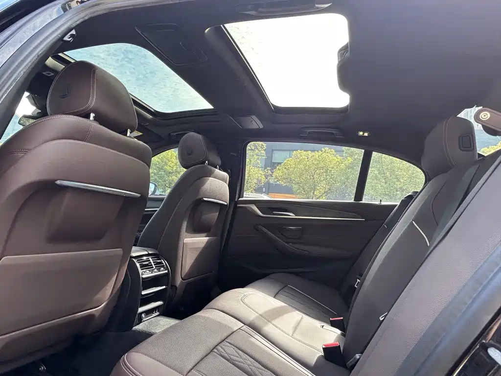 BMW 5 Series New Energy — миниатюра 12