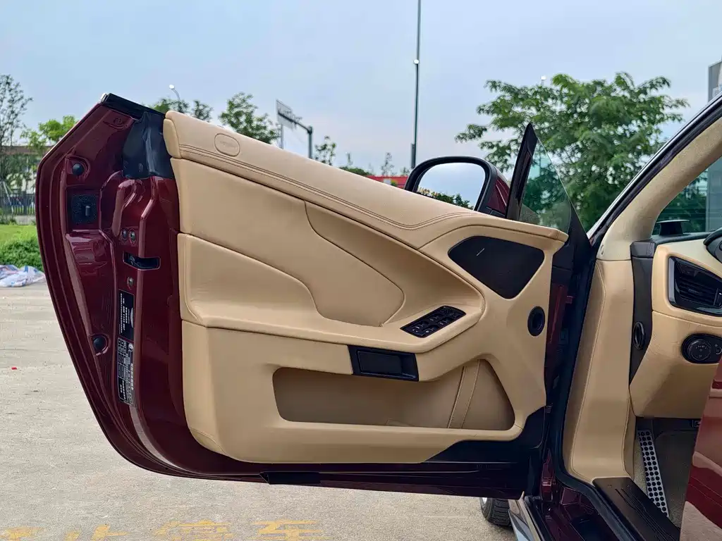 ASTON MARTIN VANQUISH