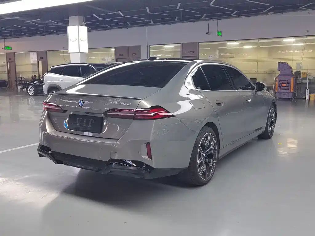 BMW 5 Series — миниатюра 18