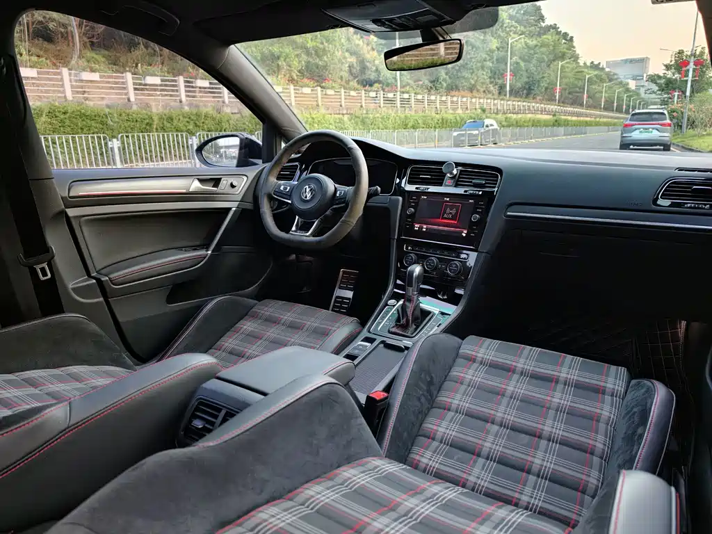 Volkswagen Golf GTI — миниатюра 14