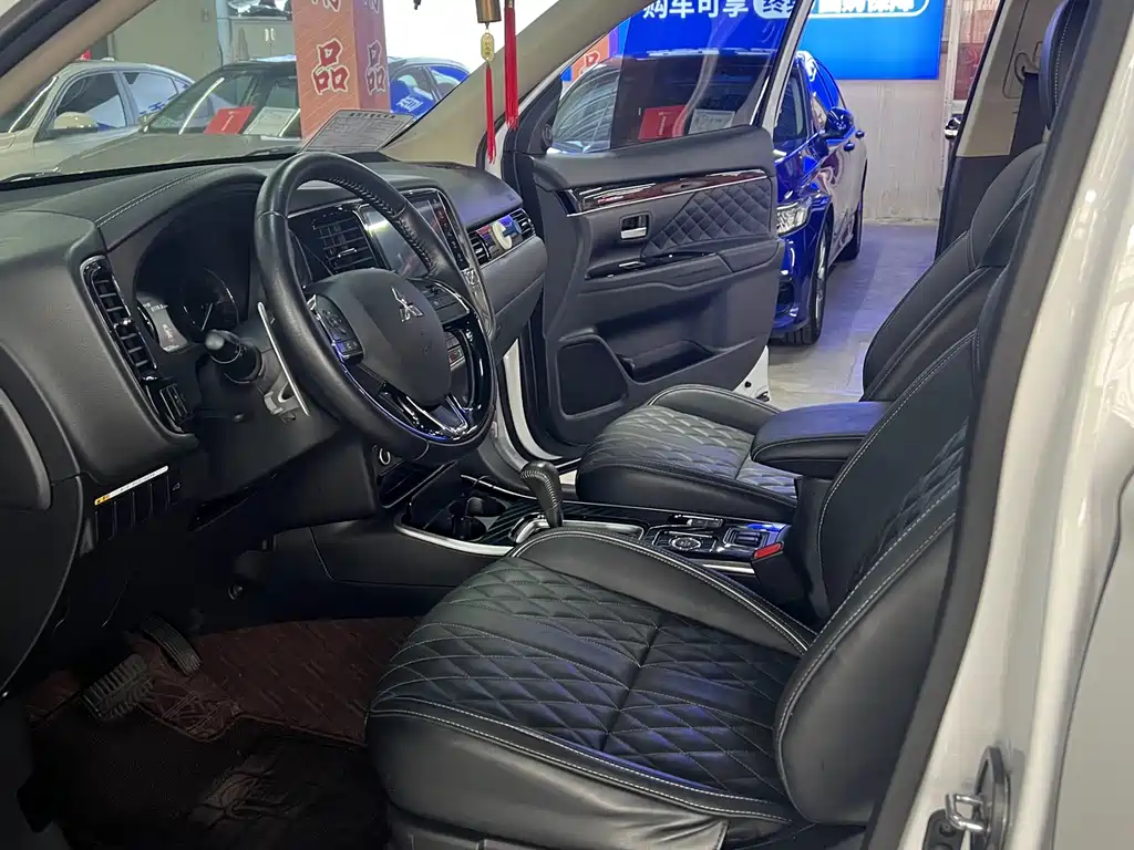 Mitsubishi Outlander 2021 2.4L 7 мест