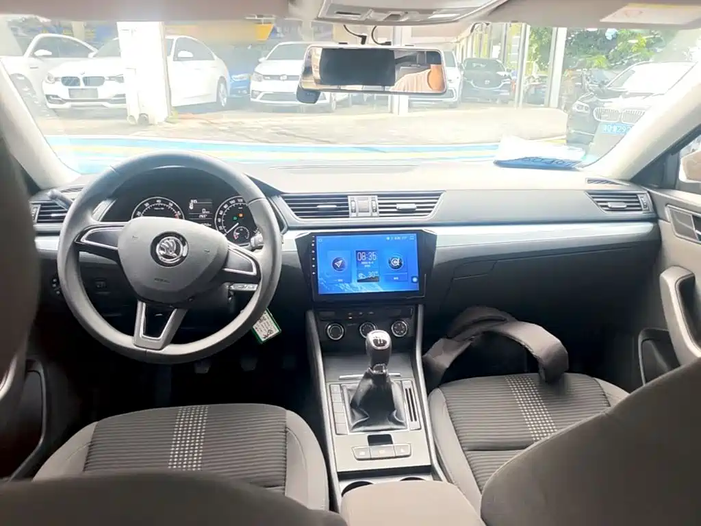 Skoda Superb — миниатюра 10