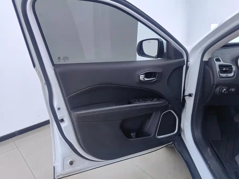 Jeep Compass — миниатюра 7