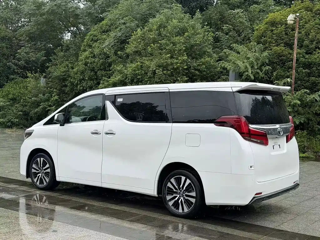 Toyota Alphard — миниатюра 4