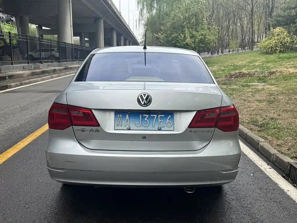 Volkswagen Jetta 2013 1.6L MT Luxury