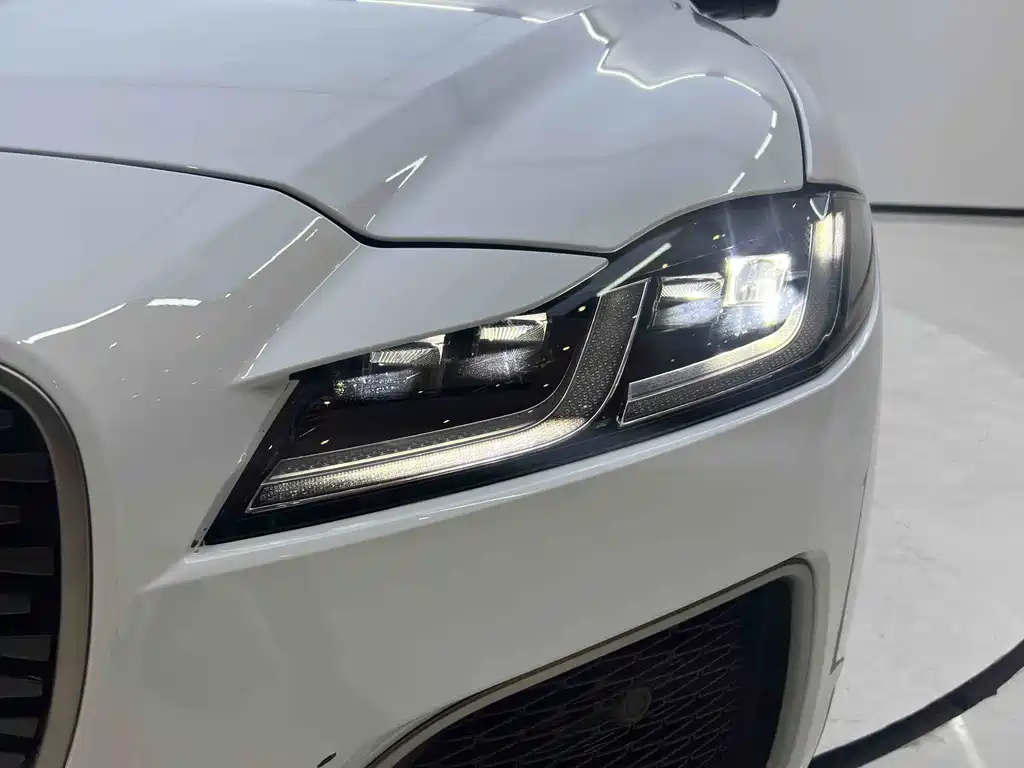 Jaguar XFL — миниатюра 4
