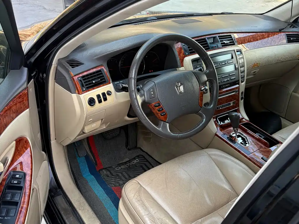 Toyota Crown — миниатюра 3