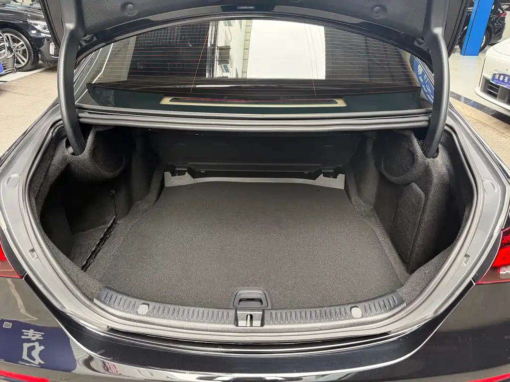 Mercedes-Benz E-Class — миниатюра 18