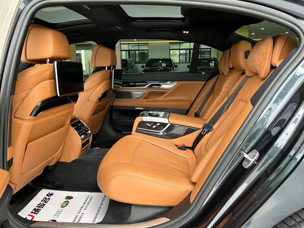 BMW 7 Series — миниатюра 9