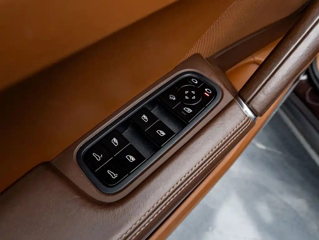 Porsche Cayenne — миниатюра 17