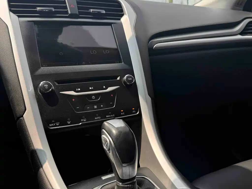 Ford Mondeo — миниатюра 8
