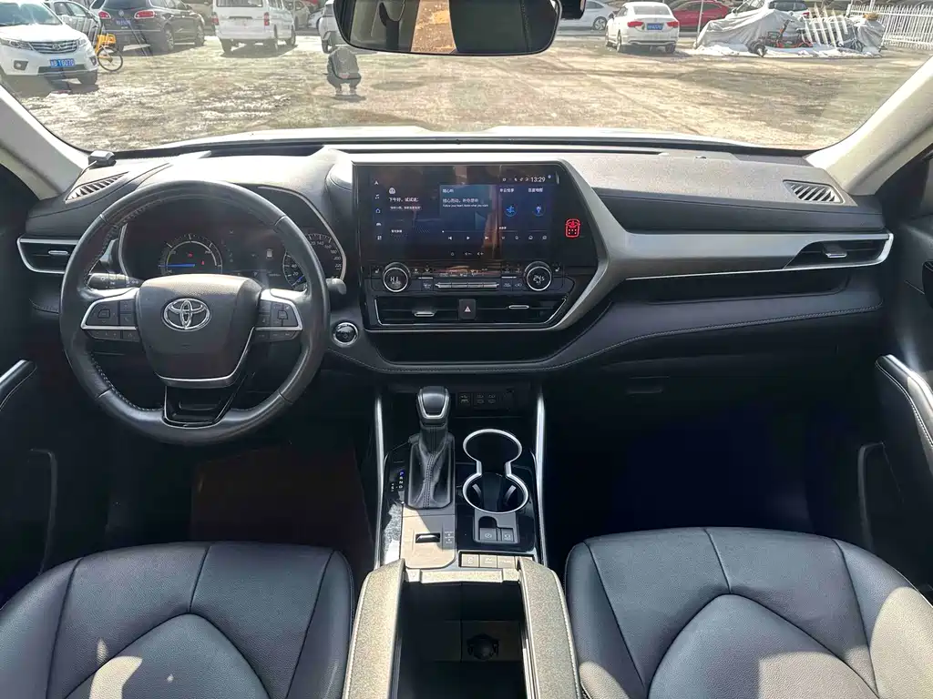 Toyota Highlander 2024 2.5L Luxury 7 мест