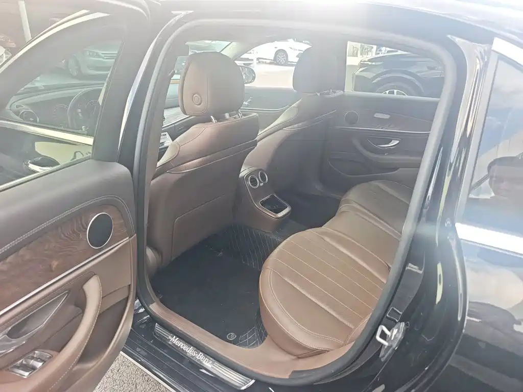 Mercedes-Benz E-Class — миниатюра 5