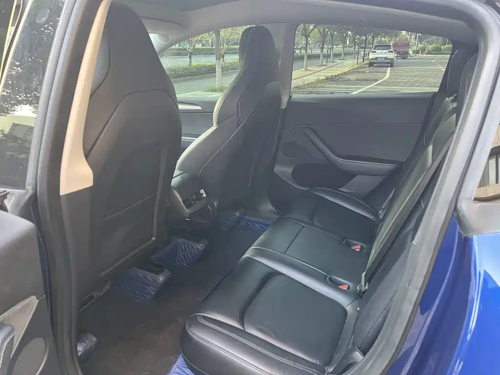 Tesla Model Y — миниатюра 13