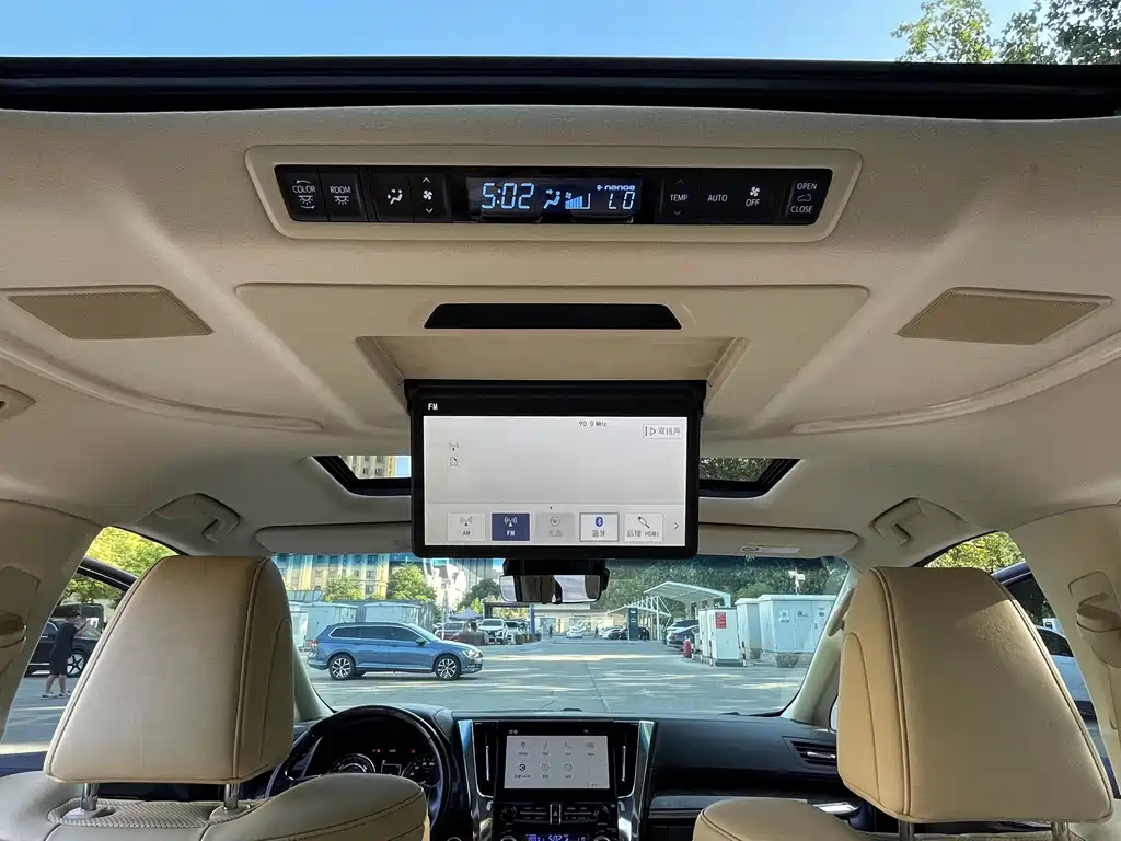 Toyota Alphard — миниатюра 20