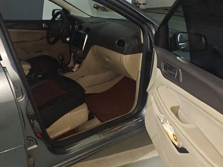 Ford Focus 2011 1.8L MT Comfort