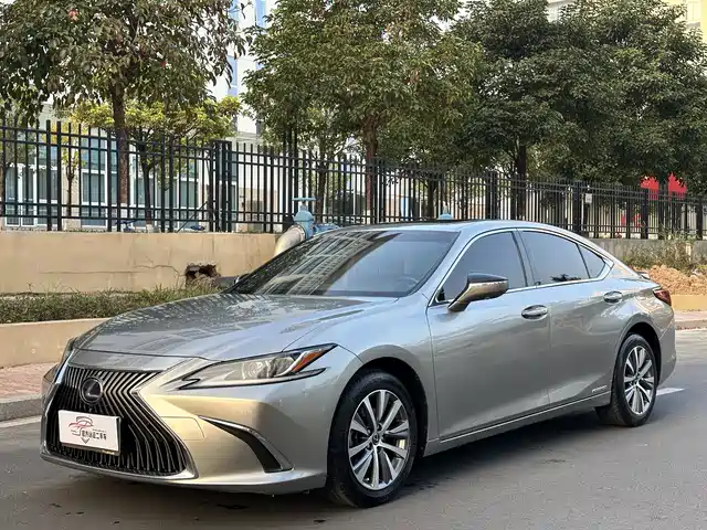 LEXUS ES 2019
