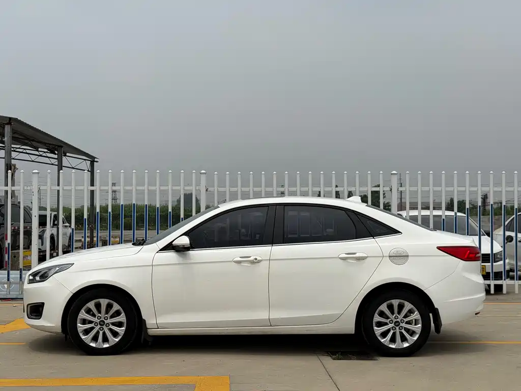 Ford Escort 2015 1.5L AT Fashion
