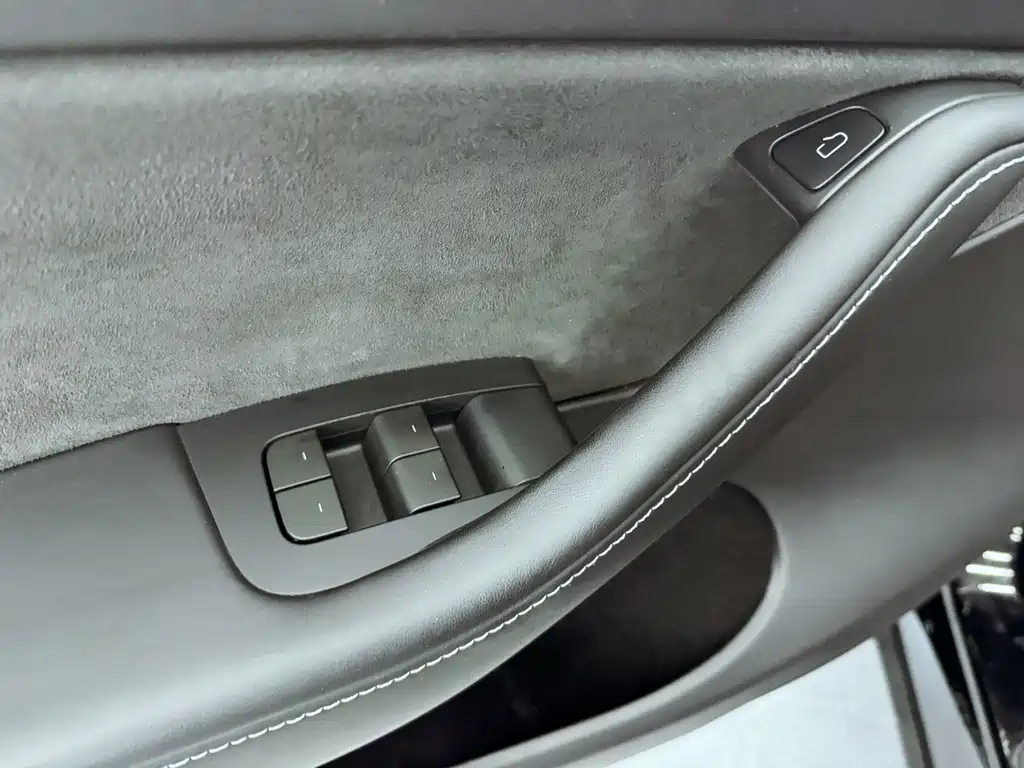Tesla Model Y — миниатюра 16