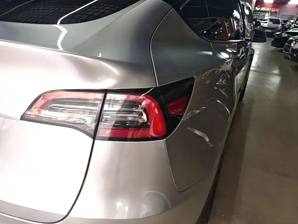 Tesla Model Y — миниатюра 8