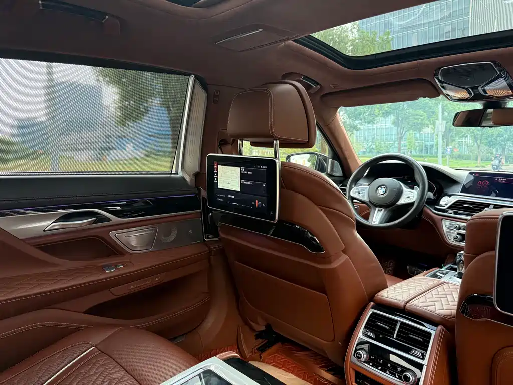 BMW 7 Series — миниатюра 13