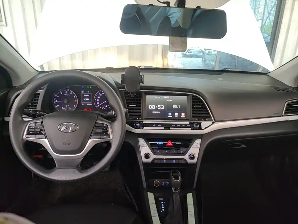 Hyundai Elantra — миниатюра 10