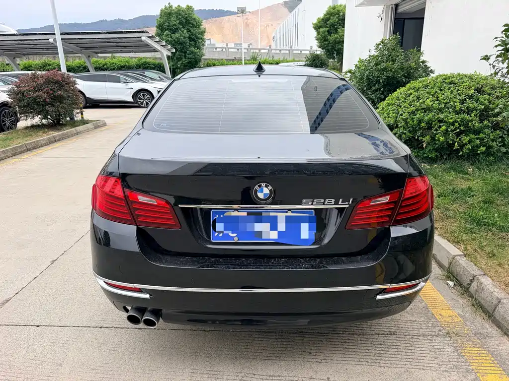 BMW 5 Series — миниатюра 4