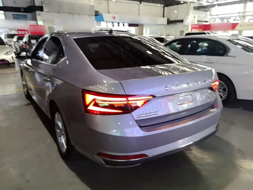 Skoda Superb — миниатюра 5
