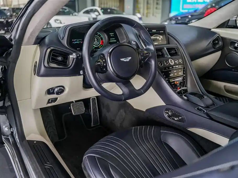 ASTON MARTIN  DB11