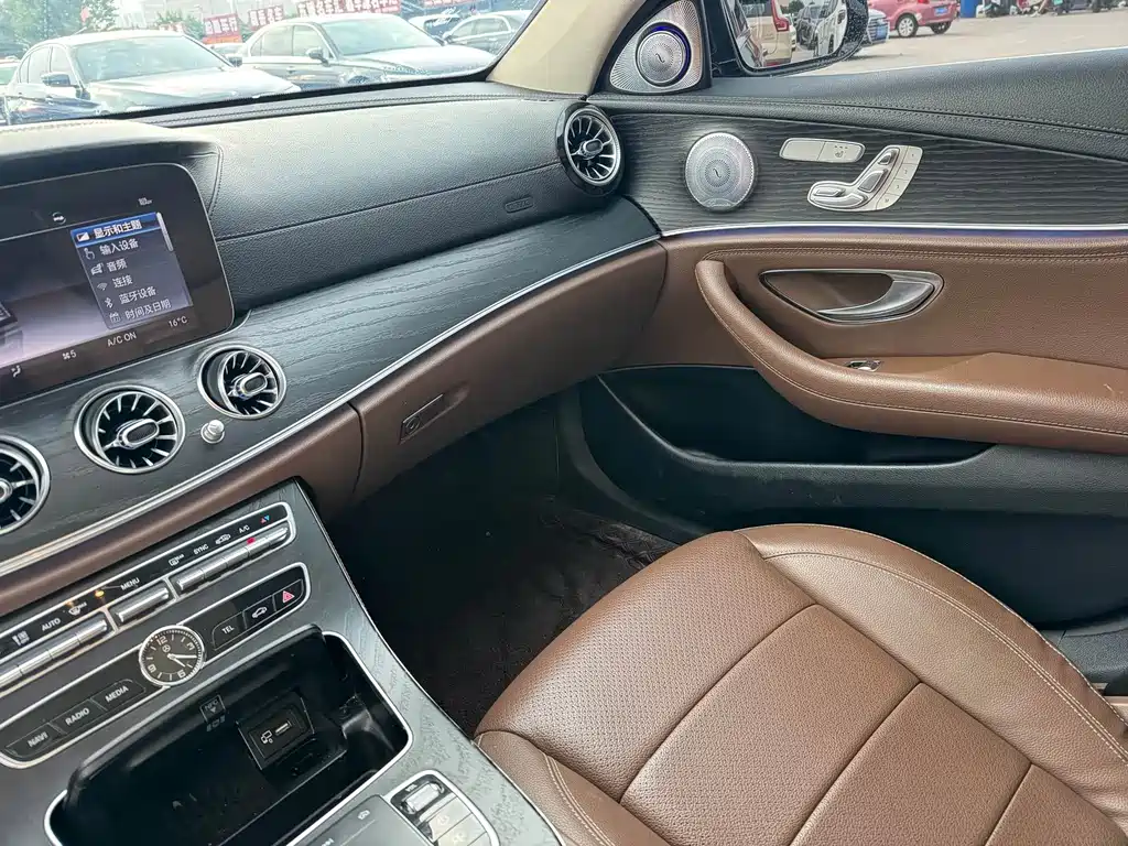 Mercedes-Benz E-Class — миниатюра 10