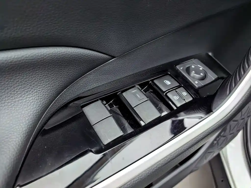 Toyota RAV4 — миниатюра 10