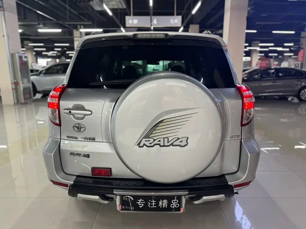 Toyota RAV4 — миниатюра 8