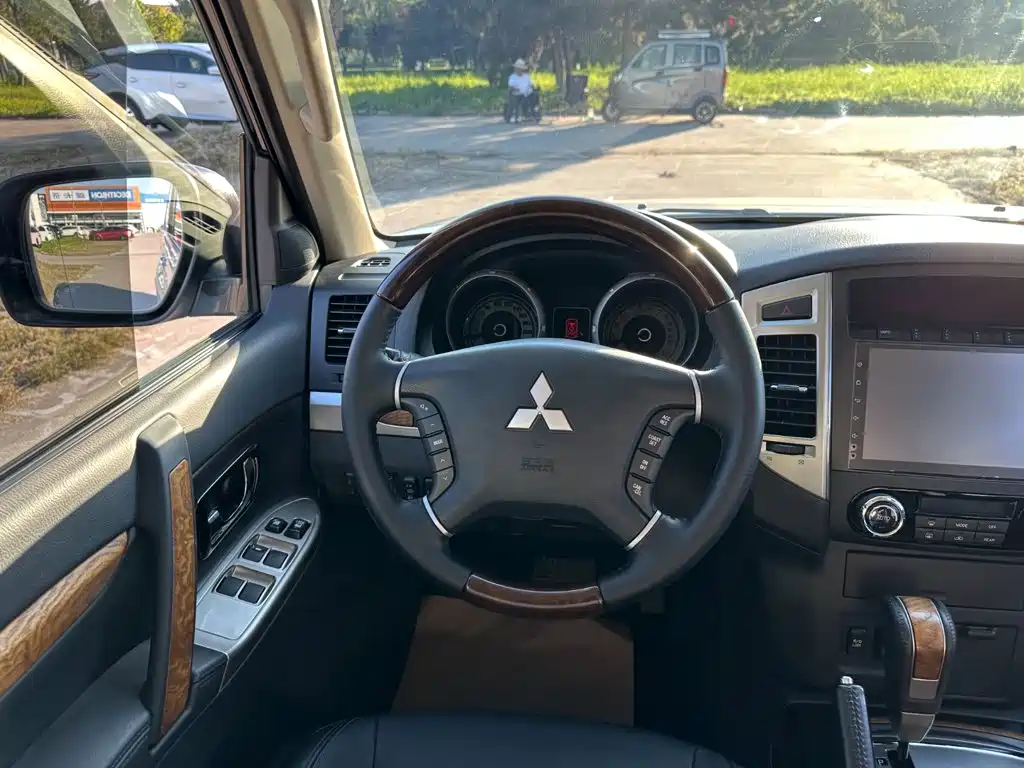 Mitsubishi Pajero (Import) — миниатюра 21
