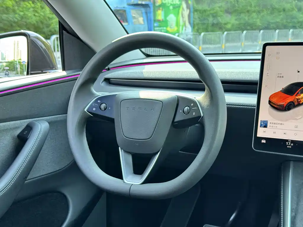 Tesla Model Y — миниатюра 9