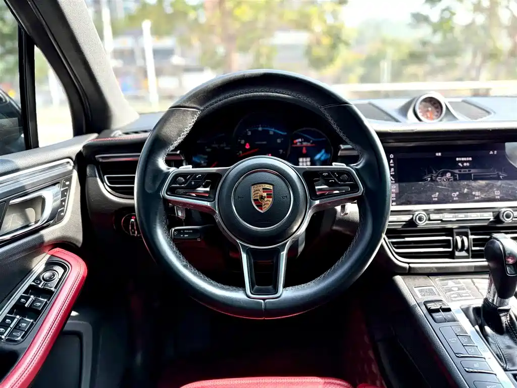 PORSCHE MACAN
