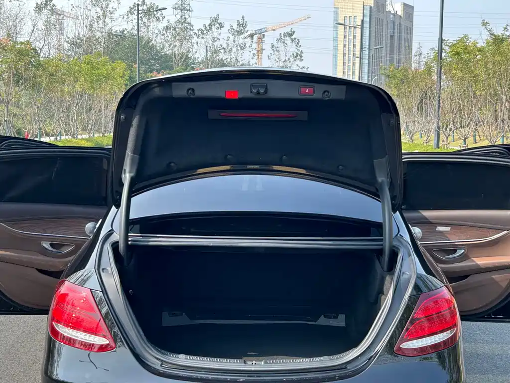Mercedes-Benz E-Class — миниатюра 11