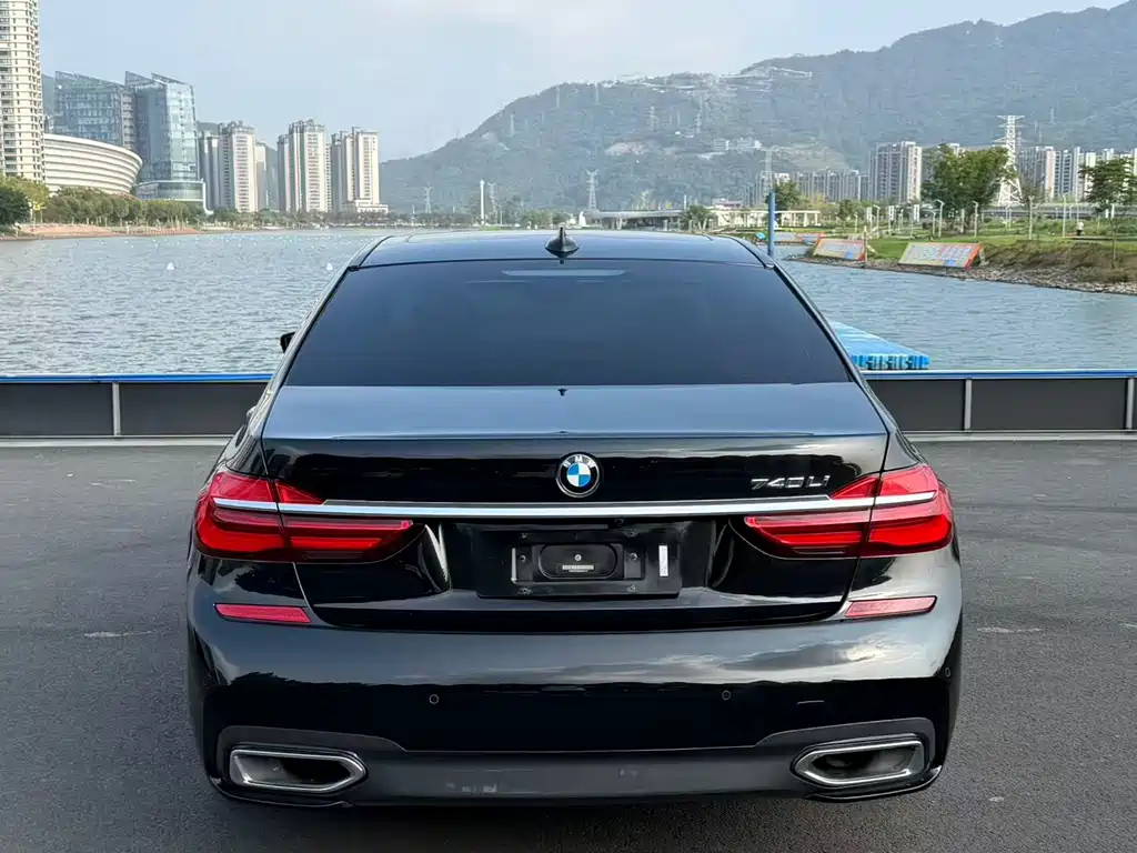 BMW 7 Series — миниатюра 8