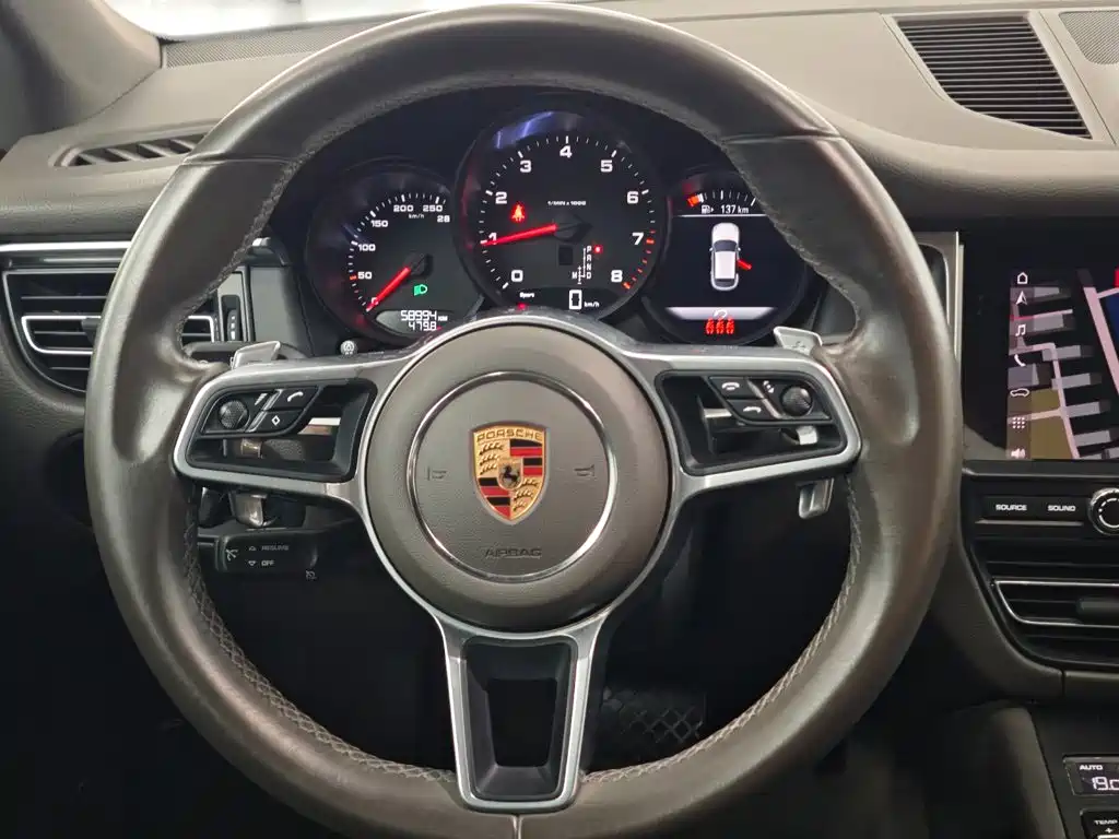 Porsche Macan — миниатюра 13