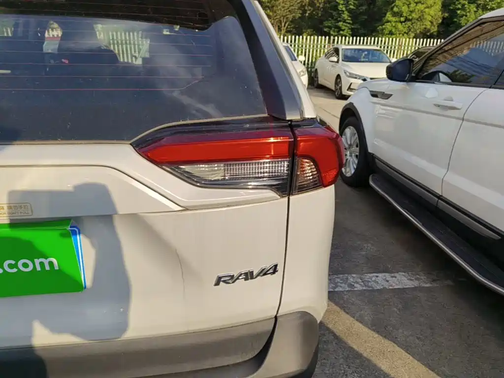 Toyota RAV4 — миниатюра 8